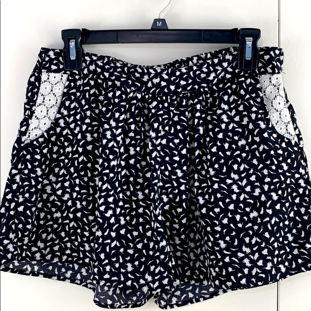 E M Large shorts black white dressy shirt pockets
